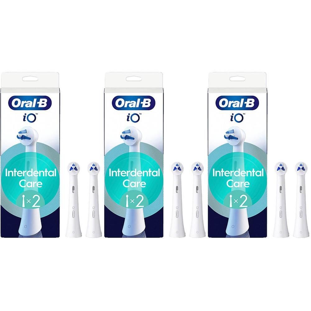 Drie verpakkingen met witte opzetborstels. Op de verpakkingen staat "Oral-B iO Interdental Care 1x2".