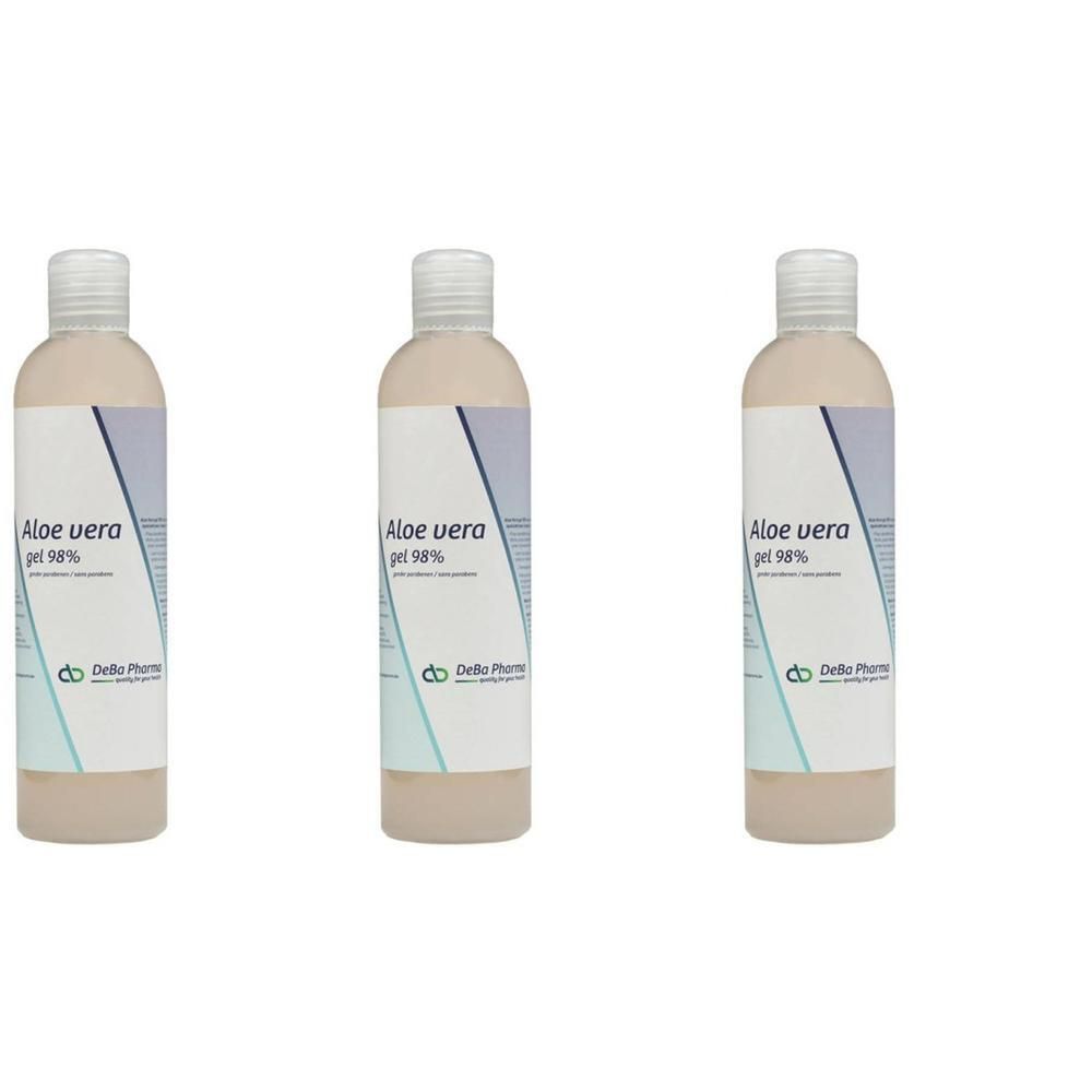Trois flacons de gel d'aloe vera 98%. Bouteilles blanches avec étiquettes bleues et blanches. Inscription : Aloe vera gel 98%. Marque : DeBa Pharma.