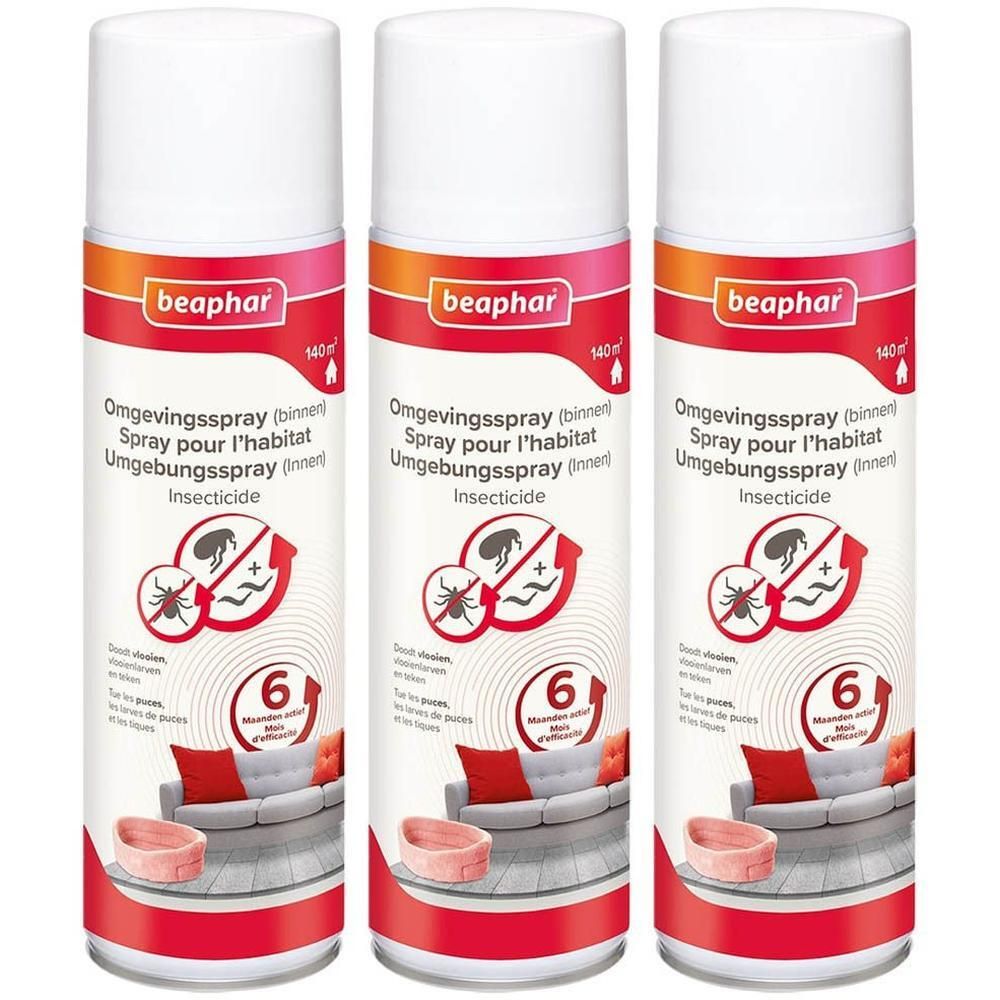 Trois sprays avec bouchon blanc et étiquette rouge. Texte: Omgevingsspray, Spray pour l'habitat, Umgebungsspray. Logo: Insecte et flèche. 6 mois.