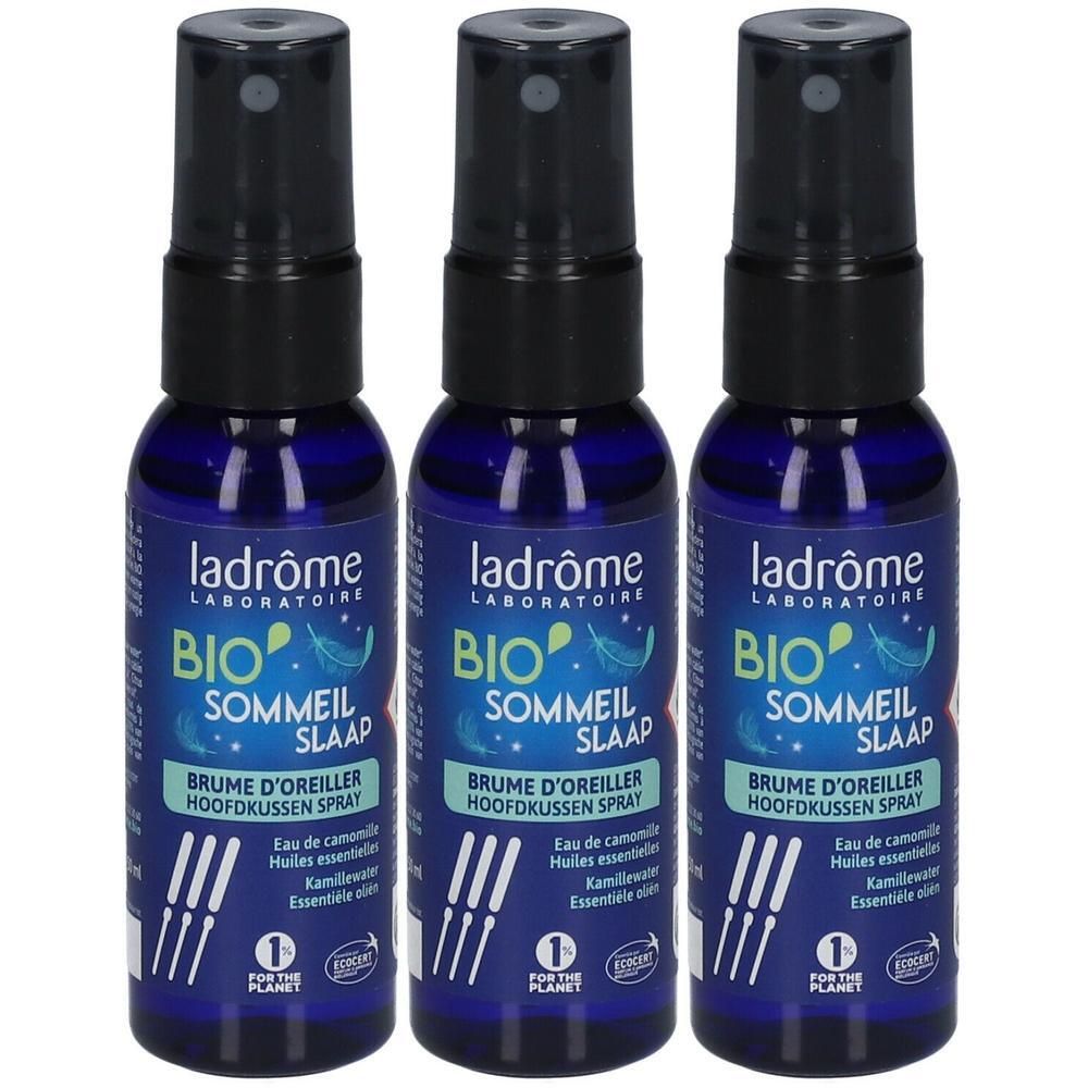 Trois flacons bleus avec vaporisateur noir. Inscription : Ladrôme Laboratoire, Bio Sommeil, Brume d'Oreiller, Hoofdkussen Spray.