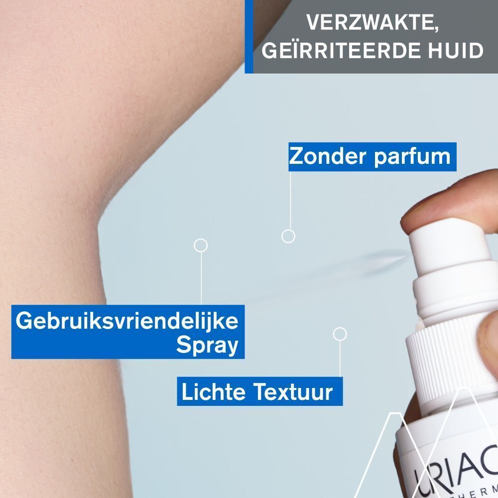 Close-up van een witte spuitfles die op een arm spuit. Tekst: Gebruiksvriendelijke Spray, Lichte Textuur, Zonder parfum.