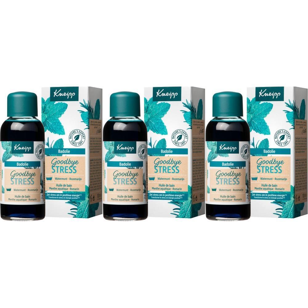 Meerdere flessen en verpakkingen van Kneipp Goodbye Stress Badolie. Flessen met blauwe olie, groene doppen. Verpakking met logo en productnaam.