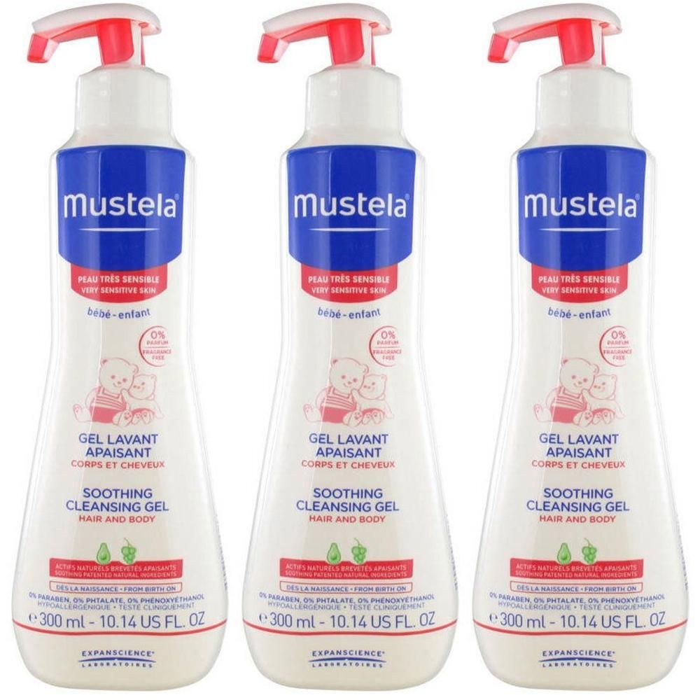 Drie flessen Mustela Gel Lavant Apaisant. Witte flessen met blauwe en rode etiketten. Tekst: Gel Lavant Apaisant, 300 ml.