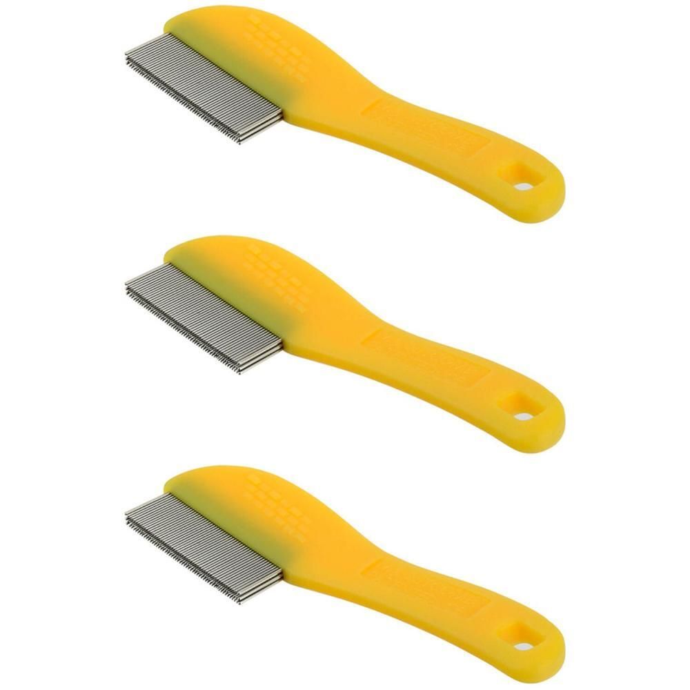 Drie gele luizenkammen met metalen tanden. Elke kam heeft een handvat met een gat.