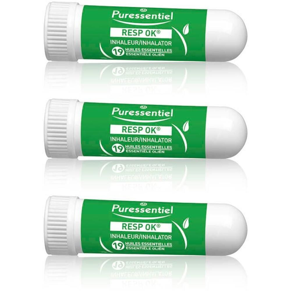 Trois inhalateurs blancs avec étiquettes vertes. Inscription: Puressentiel, RESP OK, Inhalateur/Inhalator, 19 Huiles Essentielles.