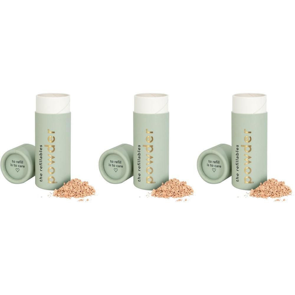 Drie groene cilindrische containers met deksels en los poeder. Opschrift: Powder the refillables. Deksel met tekst.