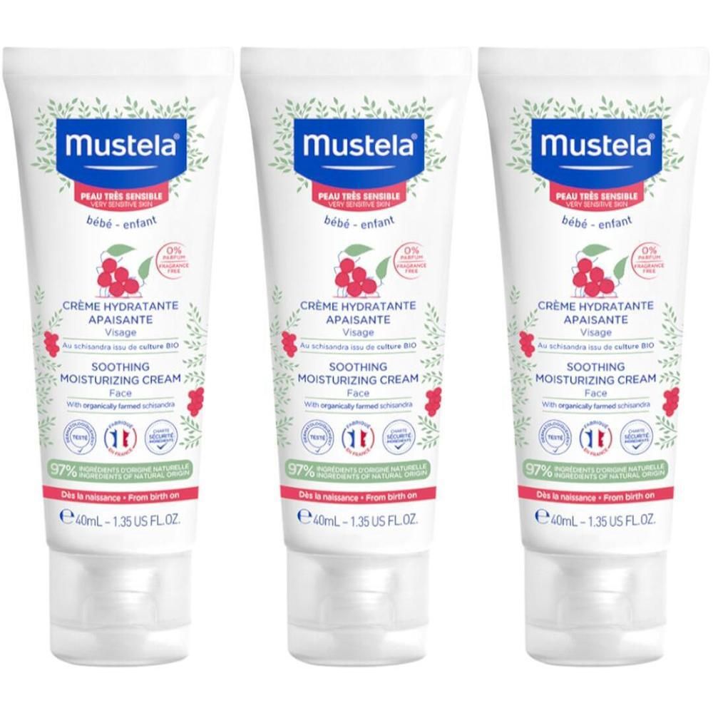 Trois tubes de Mustela Crème Hydratante Apaisante. Tubes blancs avec texte bleu et vert. Inscription : Peau Très Sensible, Crème Hydratante Apaisante, Visage.
