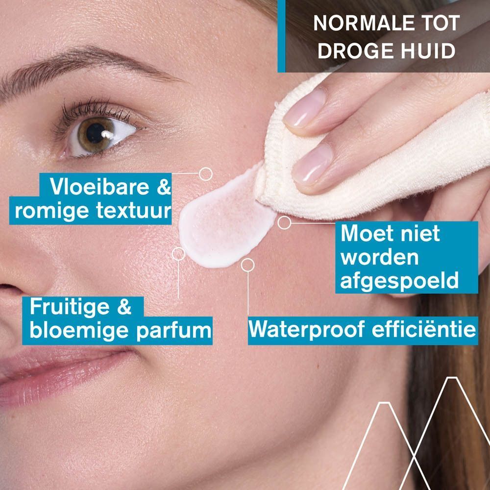 Close-up van een vrouw die haar gezicht reinigt met een watje. Tekst: Vloeibare & romige textuur, Niet afspoelen.