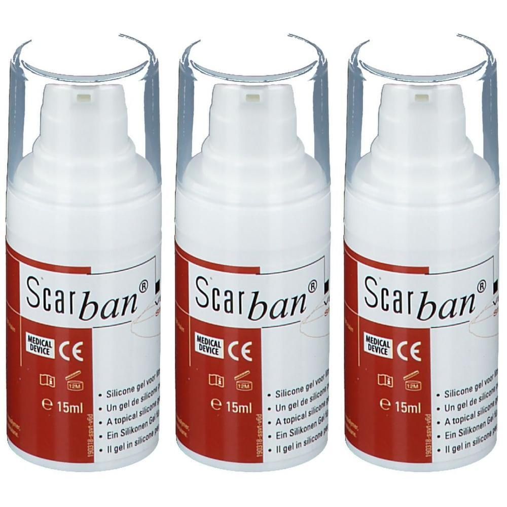 Drie witte flacons met transparante doppen. Op elke flacon staat "Scarban" en "MEDICAL DEVICE". De flacons hebben rode etiketten.