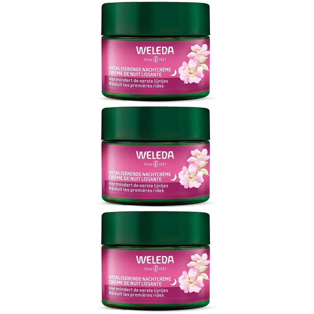 Trois pots de crème de nuit. Étiquette rose avec motif floral et texte. Couvercle vert. Marque : WELEDA.