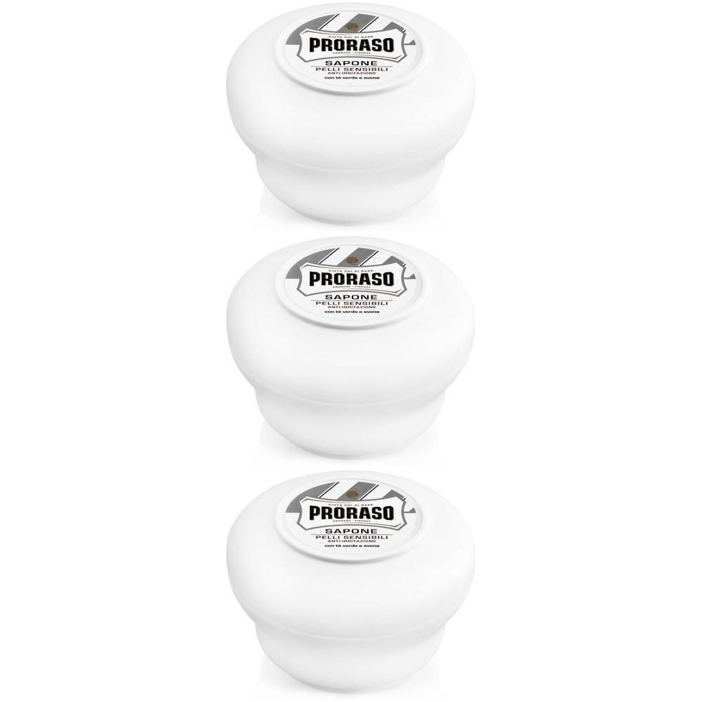 Drie witte scheercrème-potten met het PRORASO-logo. Ronde vorm met deksel. Opschrift: SAPONE PELLI SENSIBILI.