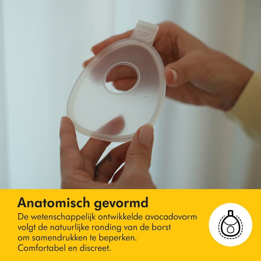 Vrouw houdt een transparante Medela InBra Breast Milk Collector vast. Tekst: Anatomisch gevormd.