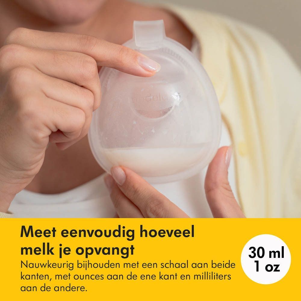 Vrouw houdt borstmelkcollector vast. Tekst: Eenvoudig meten, 30 ml/1 oz.