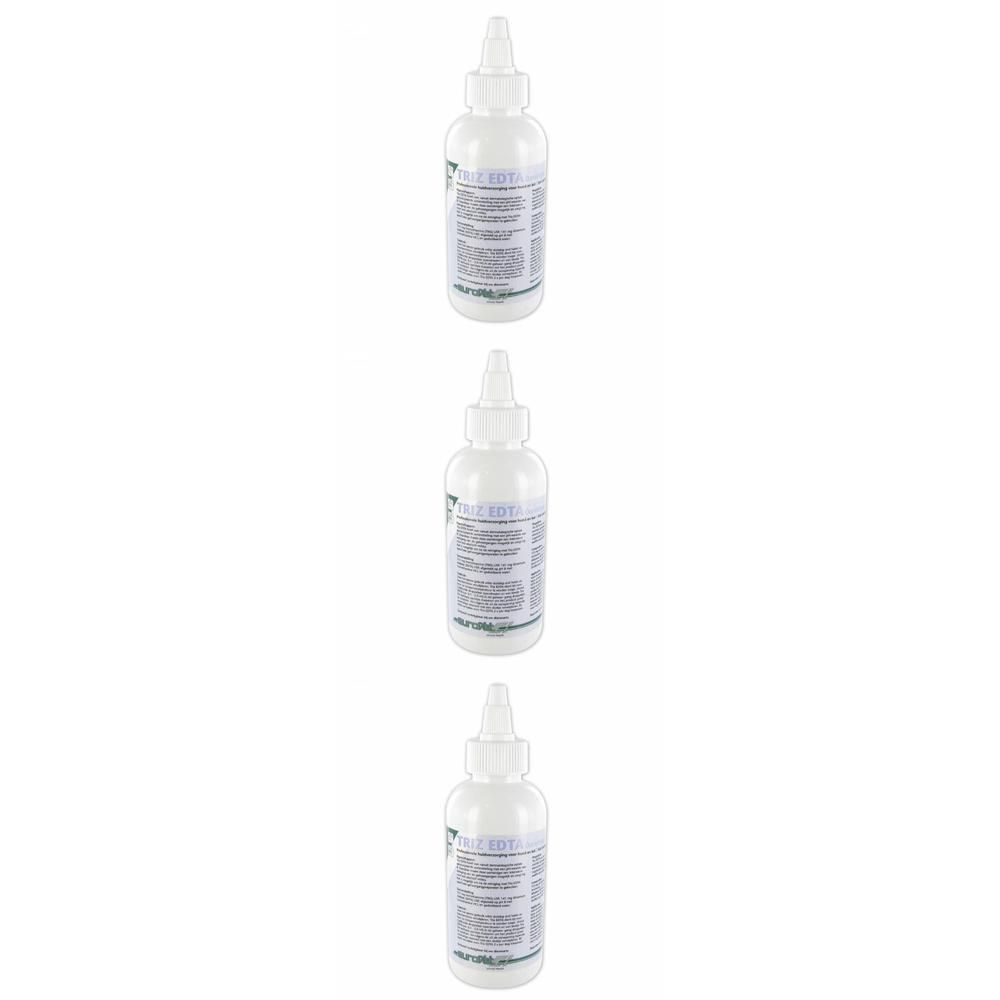Drie witte flessen met puntige applicator. Labels met tekst. Op witte achtergrond.