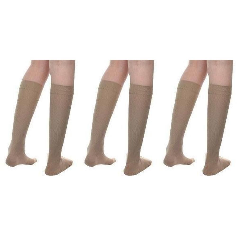 Trois bas-genoux beiges portés sur des jambes. Les bas sont faits d'une matière fine.