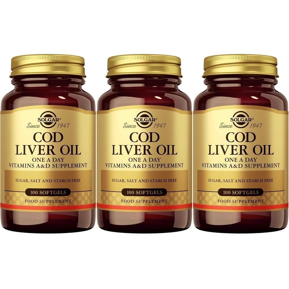Drie flessen Solgar Cod Liver Oil. Bruine glazen flessen met gouden doppen en etiketten. Opschrift: COD LIVER OIL, Vitaminen A&D.