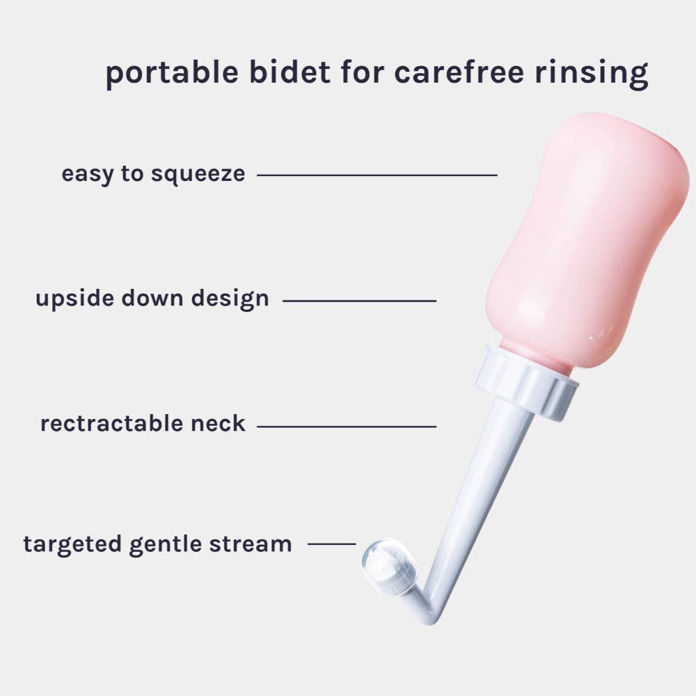 Roze flacon met spoelkop. Tekst: draagbaar bidet, gemakkelijk in te knijpen, omgekeerd ontwerp, intrekbare hals, gerichte straal.