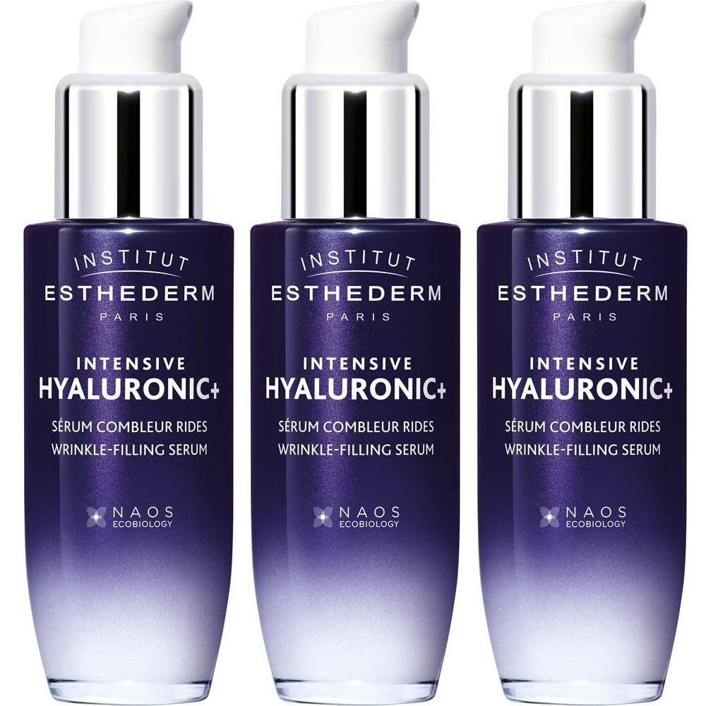 Drie serumflessen. Donkerblauwe flessen met zilveren pompkopjes. Opschrift: Institut Esthederm, Intensive Hyaluronic+.