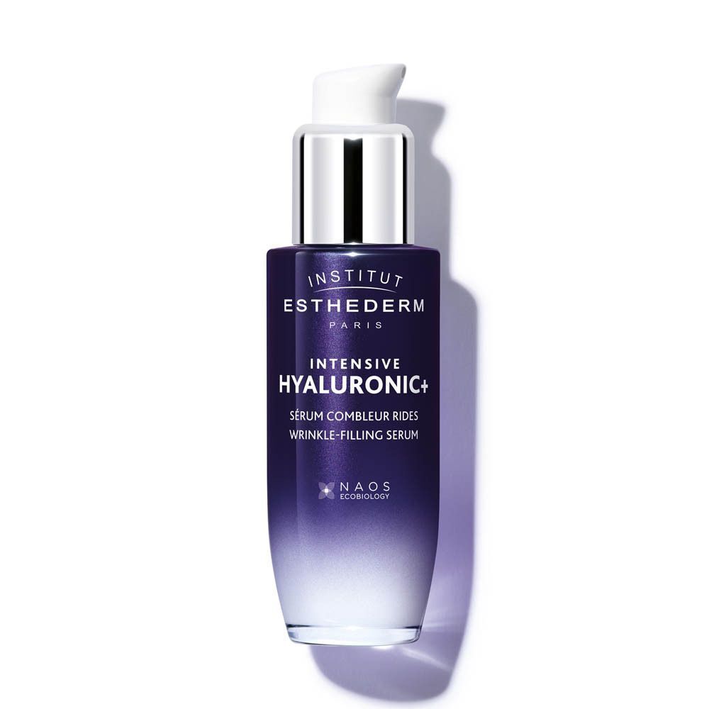 Een serumfles. Donkerblauwe fles met zilveren pompkop. Opschrift: Institut Esthederm, Intensive Hyaluronic+.