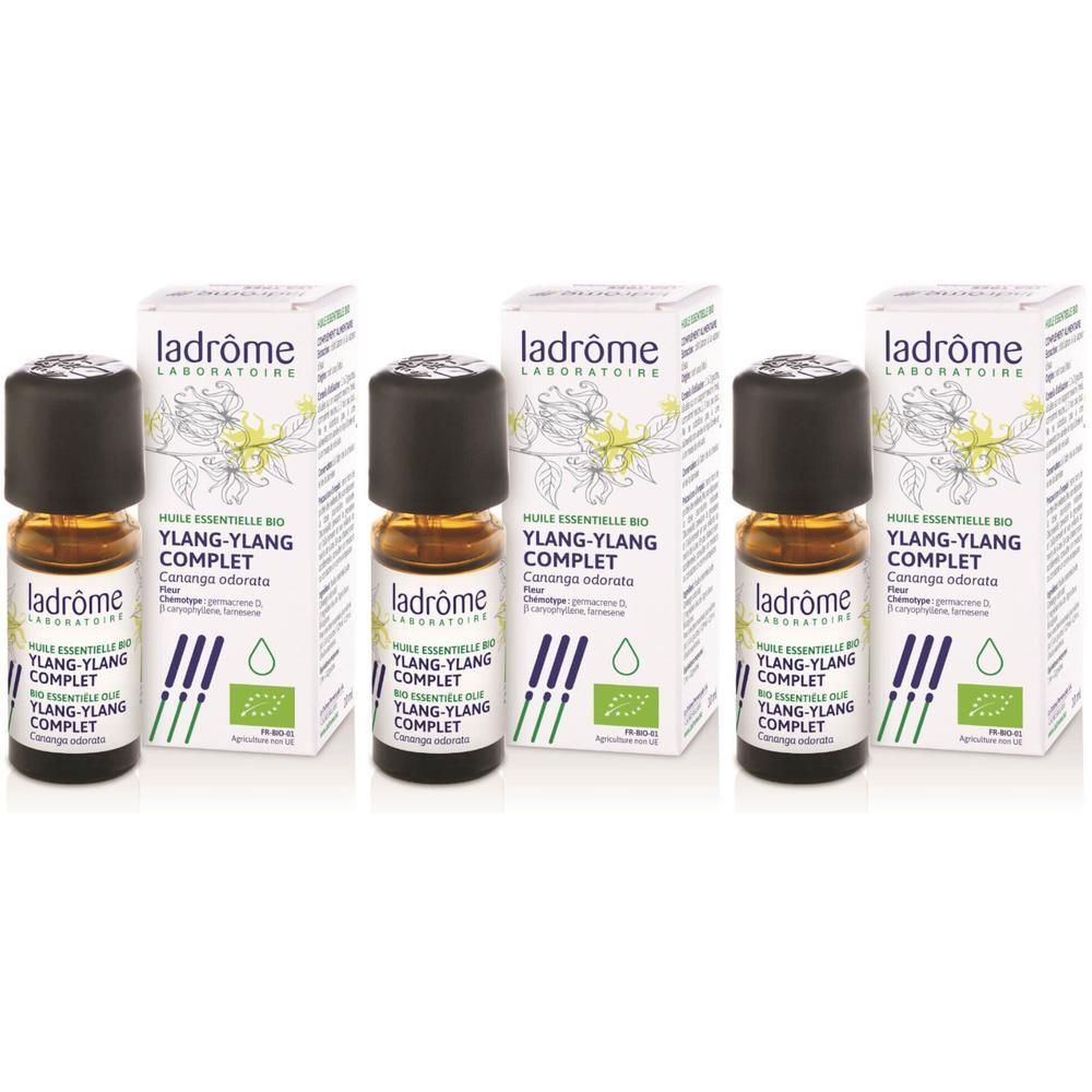 Trois flacons d'huile essentielle Ylang-Ylang avec emballage. Inscription : Ladrôme, Huile Essentielle Bio Ylang-Ylang Complet.