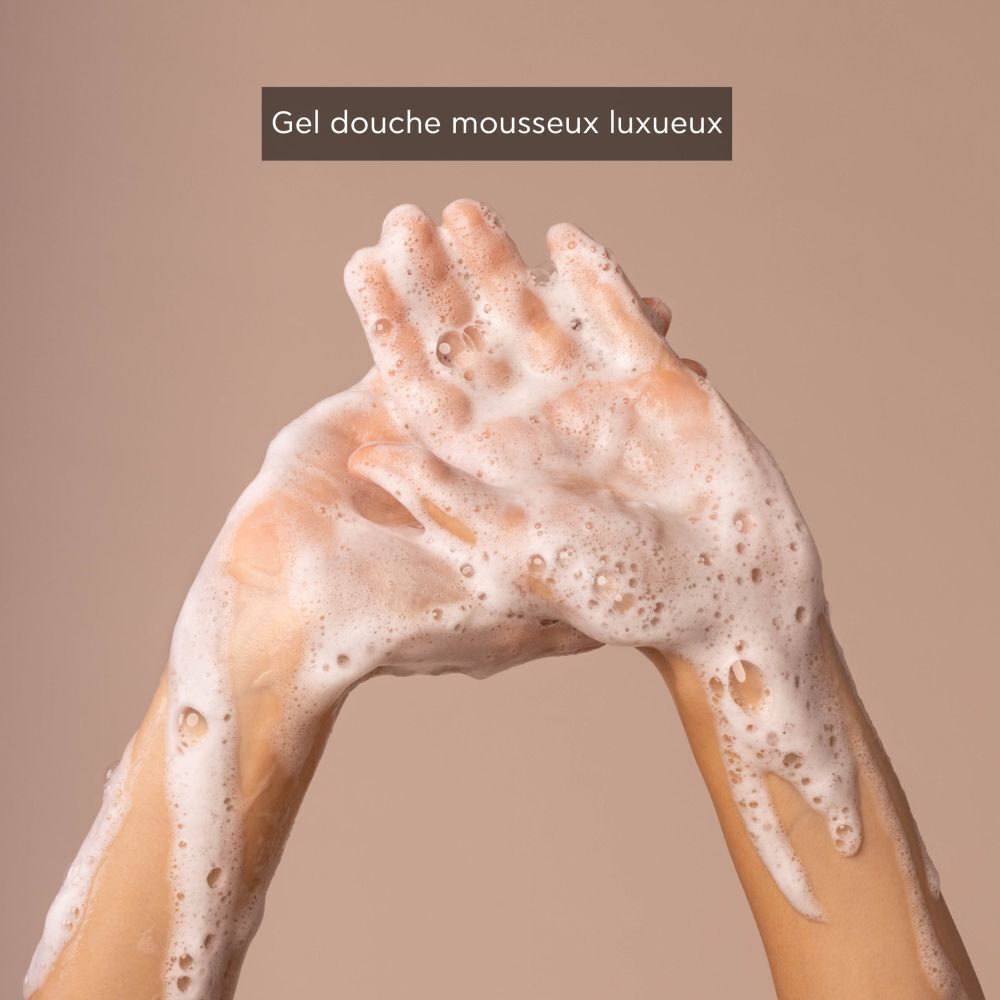 Mains couvertes de mousse. Texte : "Gel douche mousseux luxueux".