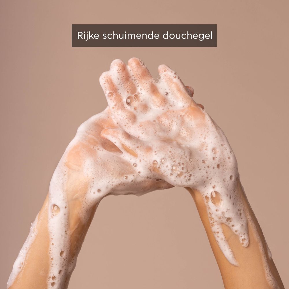 Handen bedekt met schuim. Tekst: "Rijke schuimende douchegel".