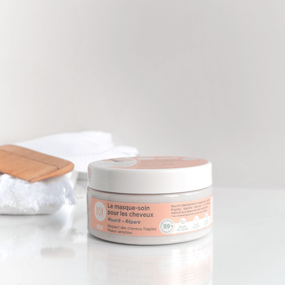 Pot MÊME Le masque-soin pour les cheveux. Witte pot, roze label. Tekst: Voedt, herstelt, gevoelige huid. Houten kam.