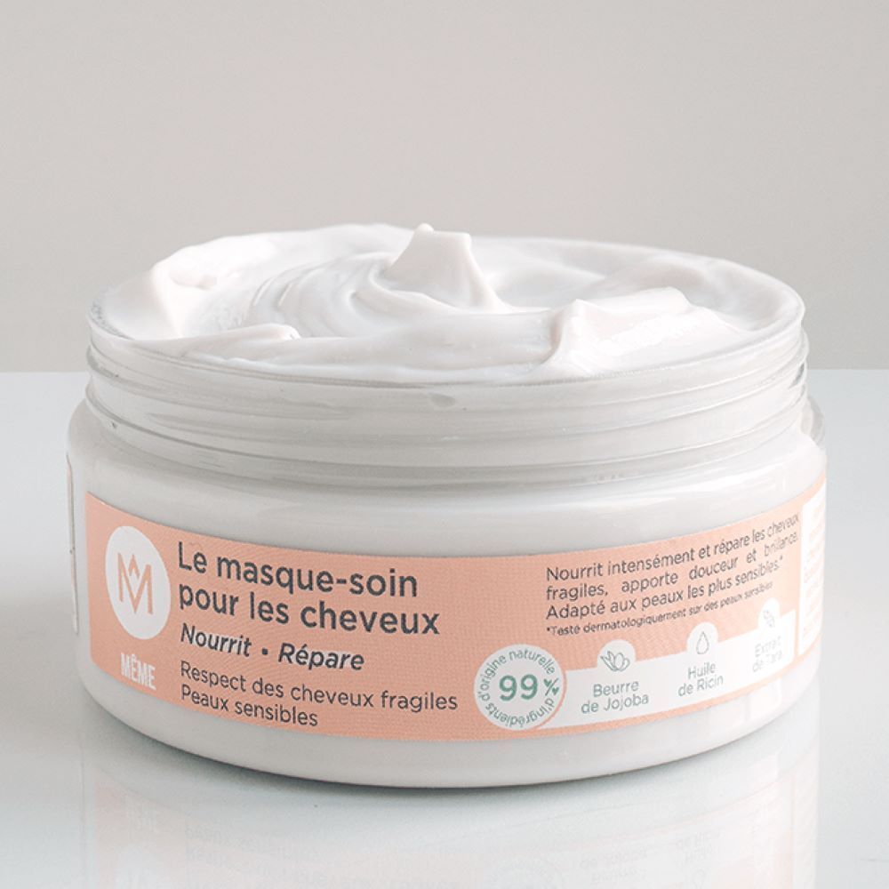 Pot ouvert MÊME Le masque-soin pour les cheveux. Crème blanche. Texte: Nourrit, répare, peaux sensibles.