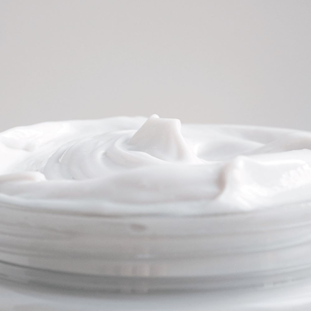 Gros plan crème blanche. Pot MÊME Le masque-soin pour les cheveux. Texte: Nourrit, répare, peaux sensibles.