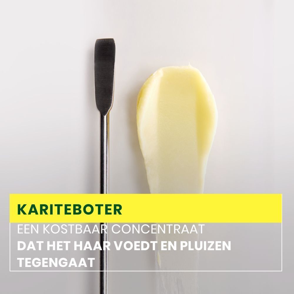 Product op spatel. Tekst: Karitéboter. Een kostbaar concentraat dat het haar voedt en pluizen tegengaat.