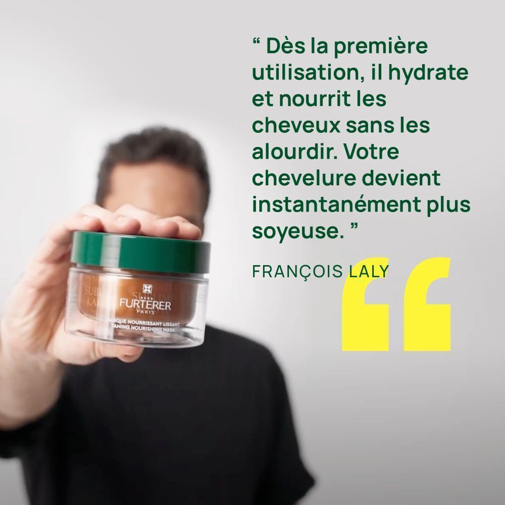 Personne tenant un pot de masque capillaire. Citation.