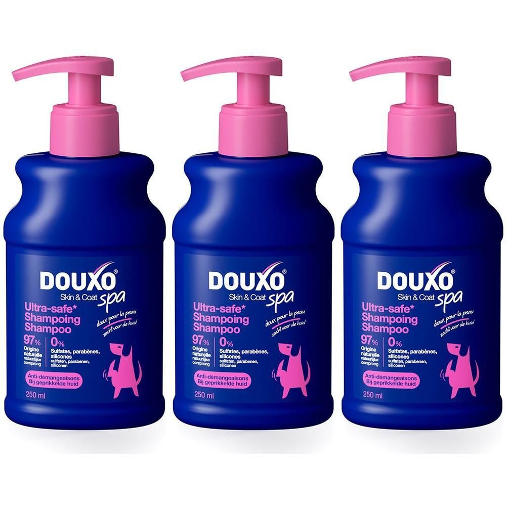 Trois flacons bleus avec pompe rose. Chaque flacon porte l'inscription "Douxo Spa Ultra-safe Shampoing Anti-démangeaisons".
