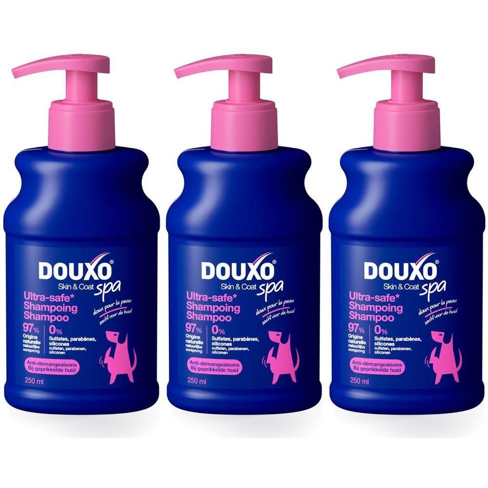 Drie blauwe flessen met roze pomp. Op elke fles staat "Douxo Spa Ultra-safe Shampoing Anti-démangeaisons".