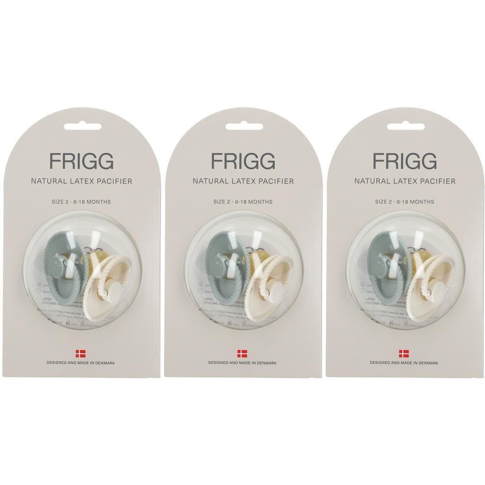 Drie verpakkingen met fopspenen. Elke verpakking bevat een groene en een crème fopspeen. Opschrift: FRIGG NATURAL LATEX PACIFIER.
