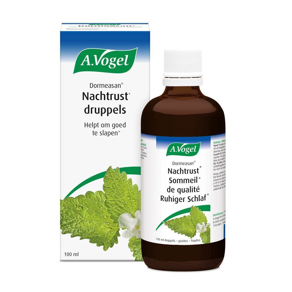 Een bruine fles en een witte doos. Op de fles staat A. Vogel, Dormeasan, Nachtrust, Sommeil de qualité, Ruhiger Schlaf.