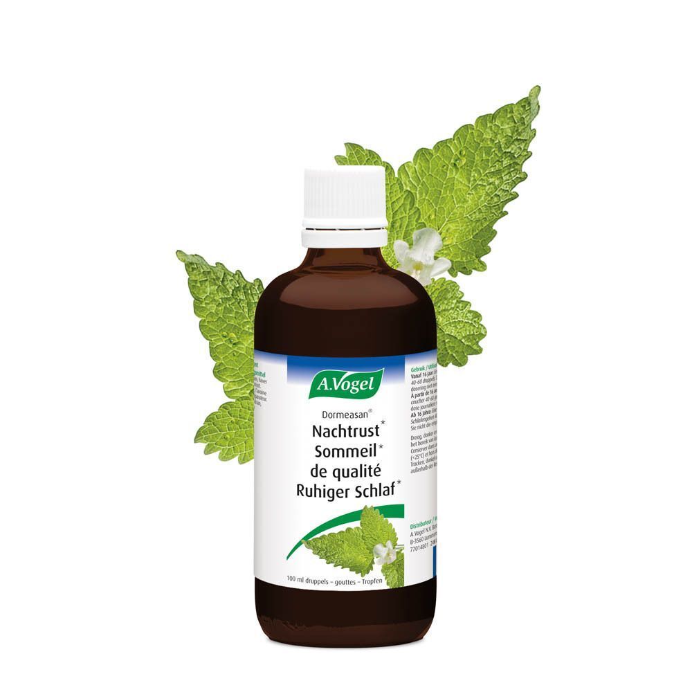 Een bruine fles met witte dop, tegen een achtergrond van bladeren. Op de fles staat A. Vogel, Dormeasan, Nachtrust, Sommeil de qualité.