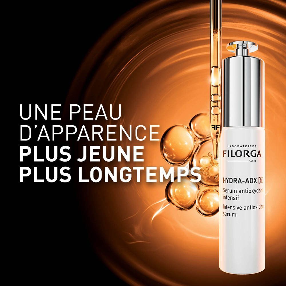 Une bouteille de sérum Filorga HYDRA-AOX [5]. Texte: UNE PEAU D'APPARENCE PLUS JEUNE PLUS LONGTEMPS.