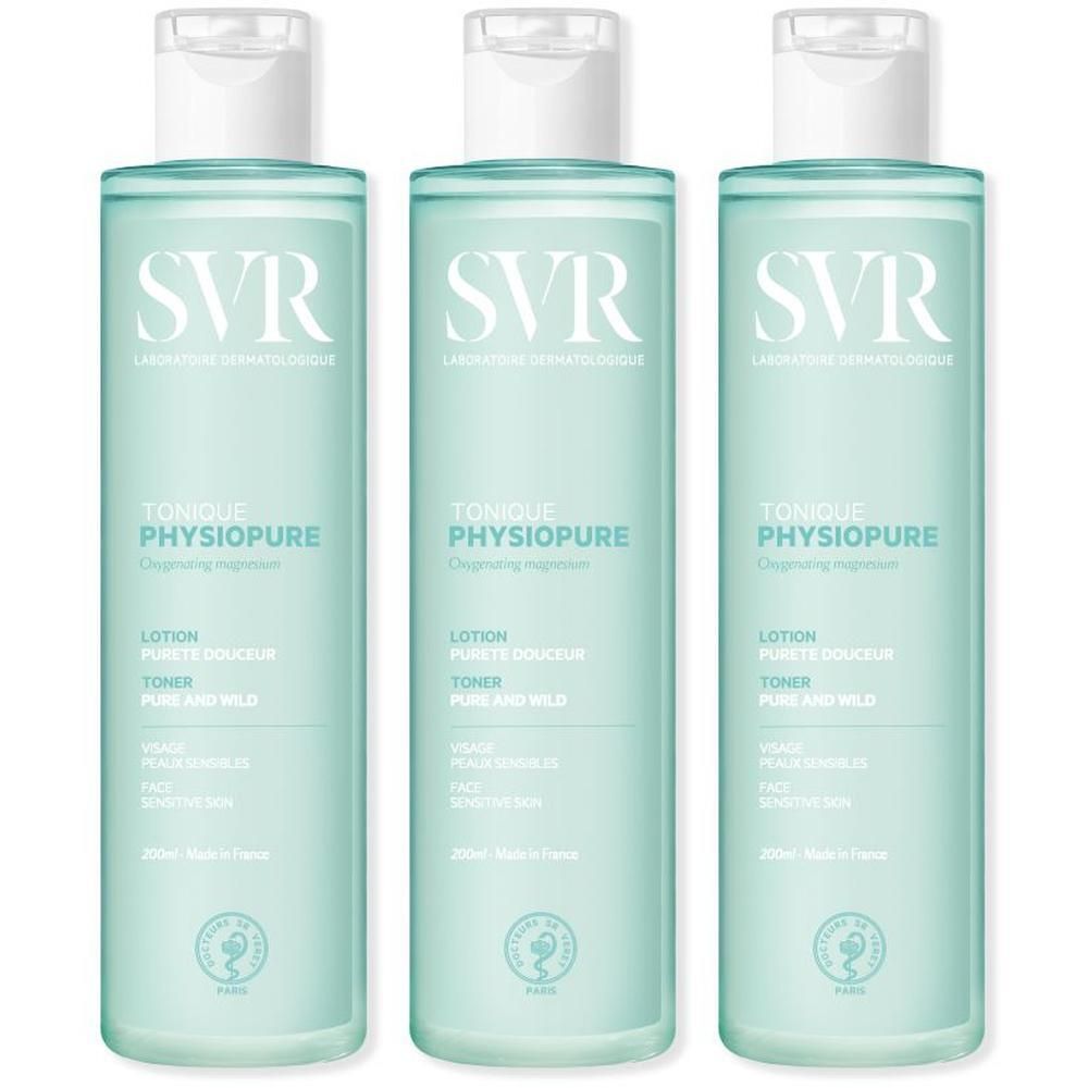 Trois flacons de SVR Physiopure Tonique. Liquide vert clair dans des flacons cylindriques avec bouchon blanc. Texte: SVR, Tonique, pour peaux sensibles.