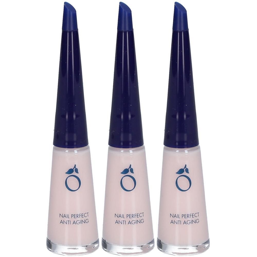 Drie flacons nagellak. Roze vloeistof in glazen flessen met donkerblauwe doppen. Opschrift: Nail Perfect Anti Aging.