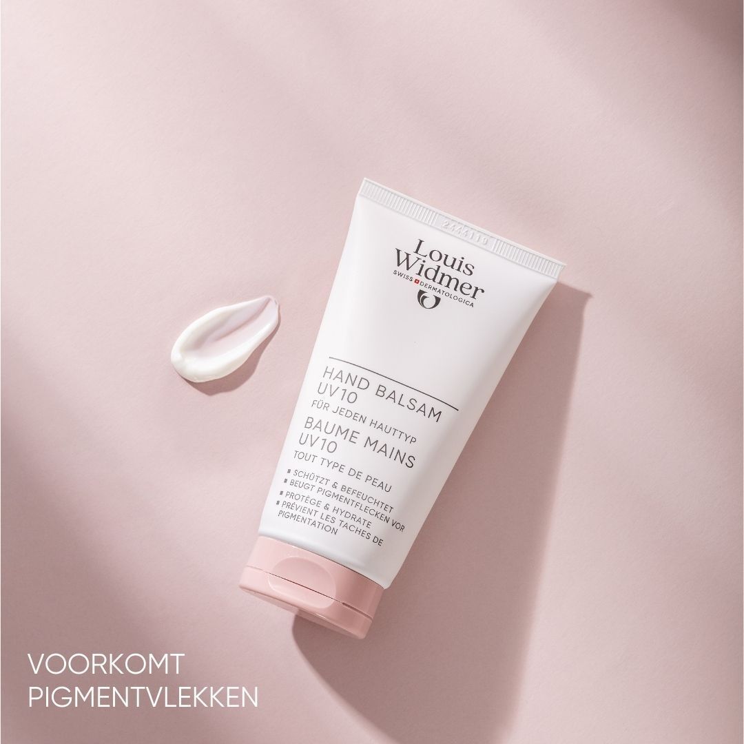 Een tube handbalsem met roze dop en een klodder crème. Opschrift: Hand Balsam UV10.