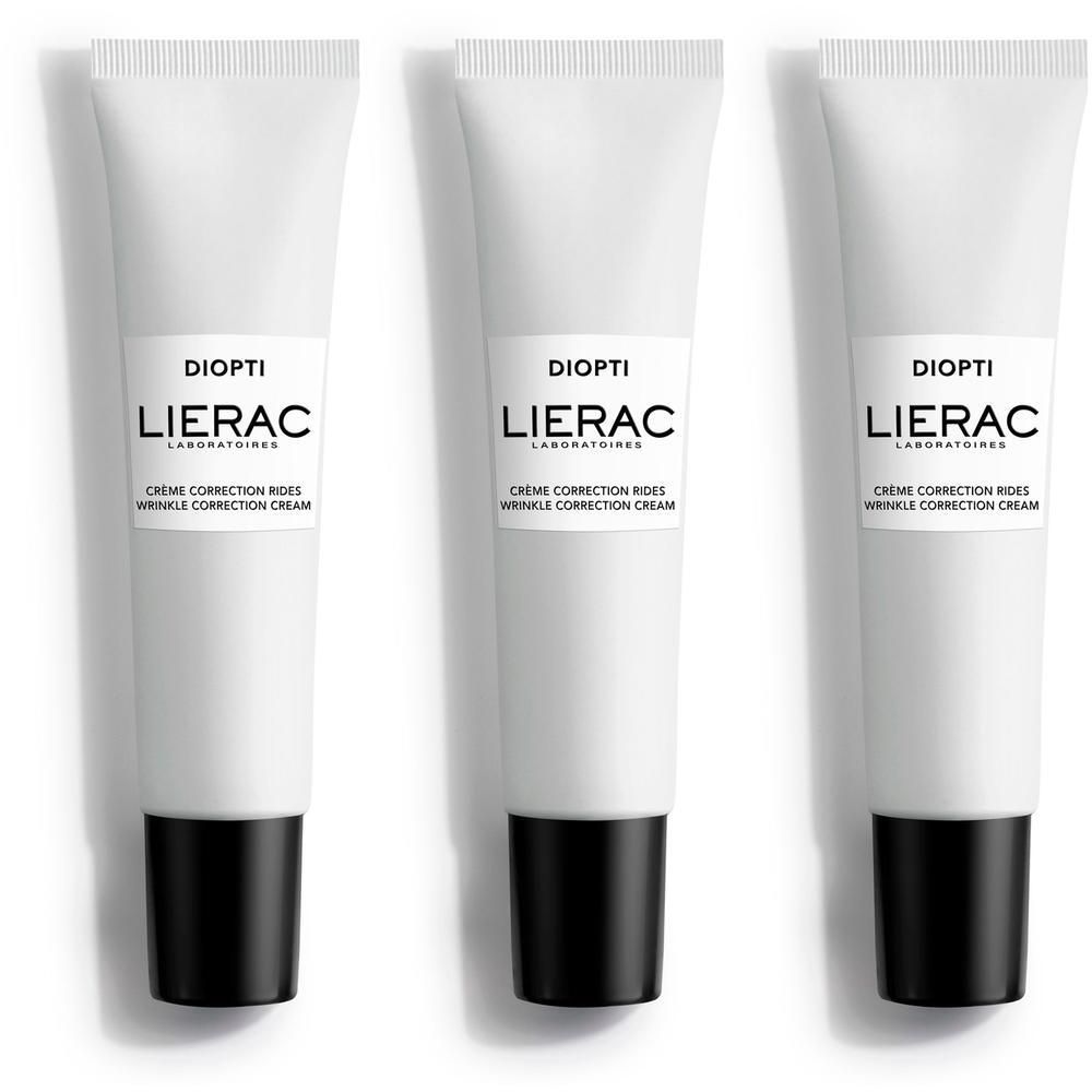 Trois tubes de Lierac Diopti Crème Correction Rides. Tubes blancs avec bouchon noir. Texte: Diopti, Lierac Laboratoires, Crème Correction Rides.