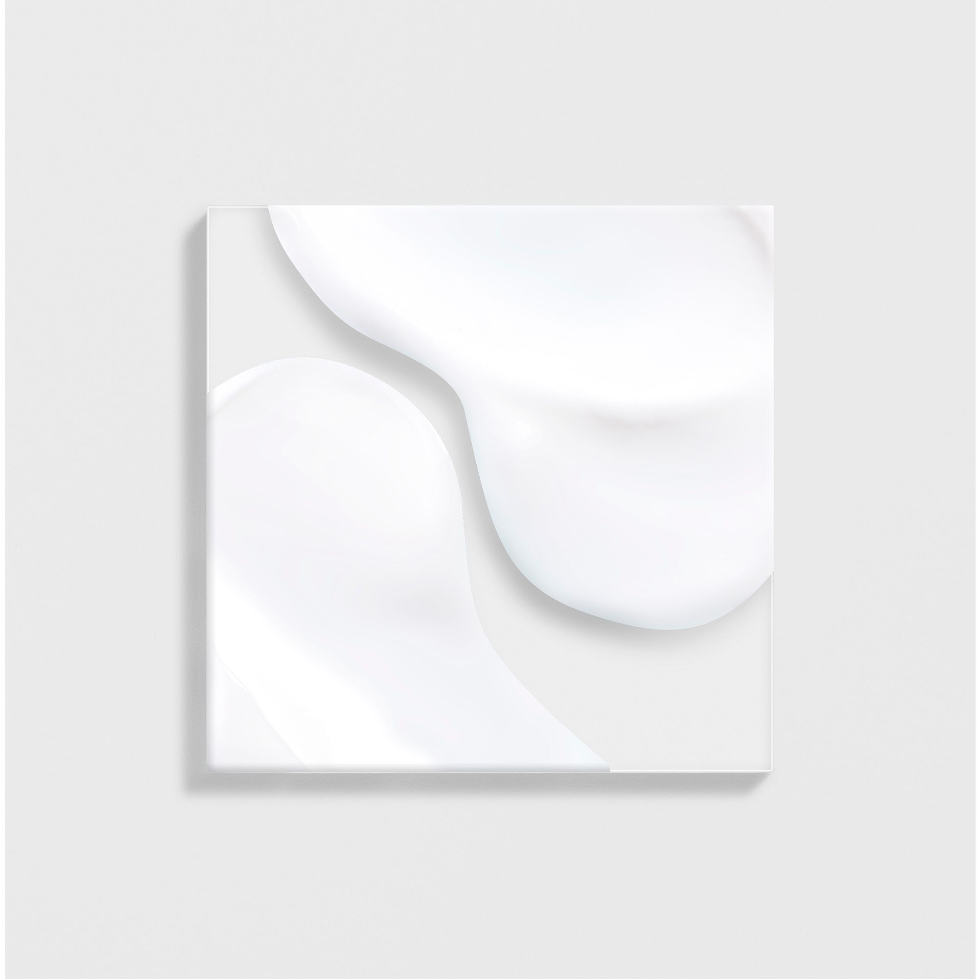 Gros plan sur des gouttes de crème. Crème blanche sur fond blanc. Aucune désignation de produit visible.