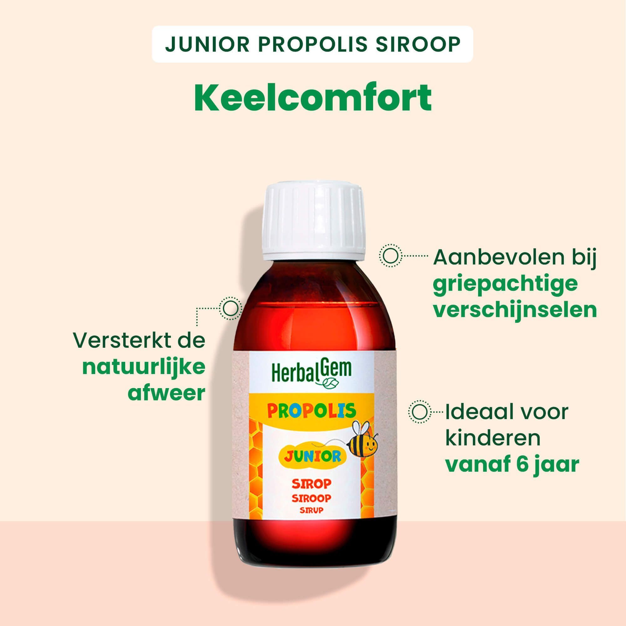 Een fles HerbalGem Propolis Junior Sirop. De productnaam staat op de fles en de verpakking. De achtergrond is licht.