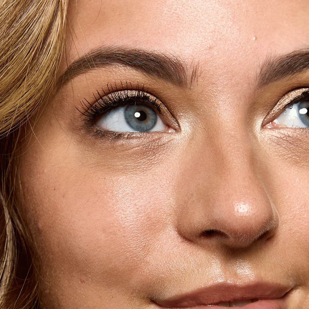 Close-up van een oog met mascara. Huidtint en oogkleur zichtbaar.