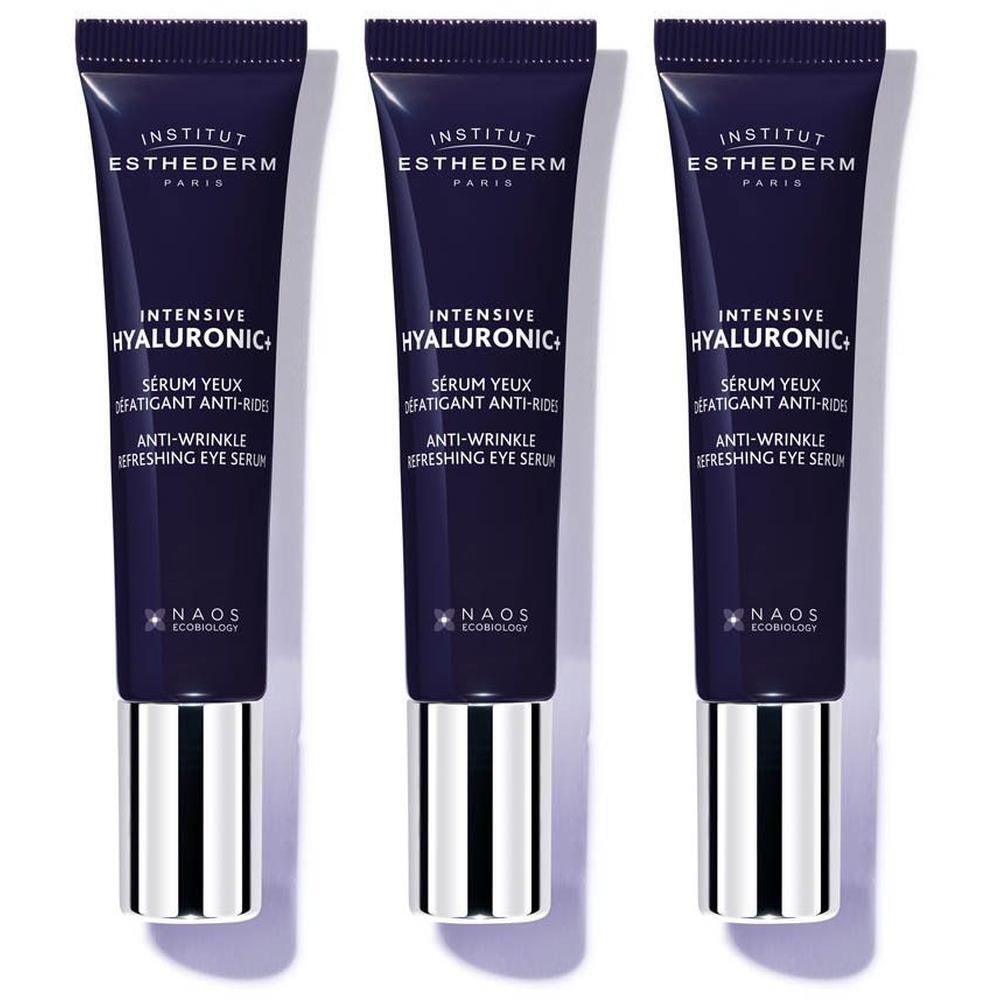 Trois tubes de sérum pour les yeux. Tubes bleu foncé avec bouchons argentés. Texte: Institut Esthederm, Intensive Hyaluronic+, Anti-Wrinkle.