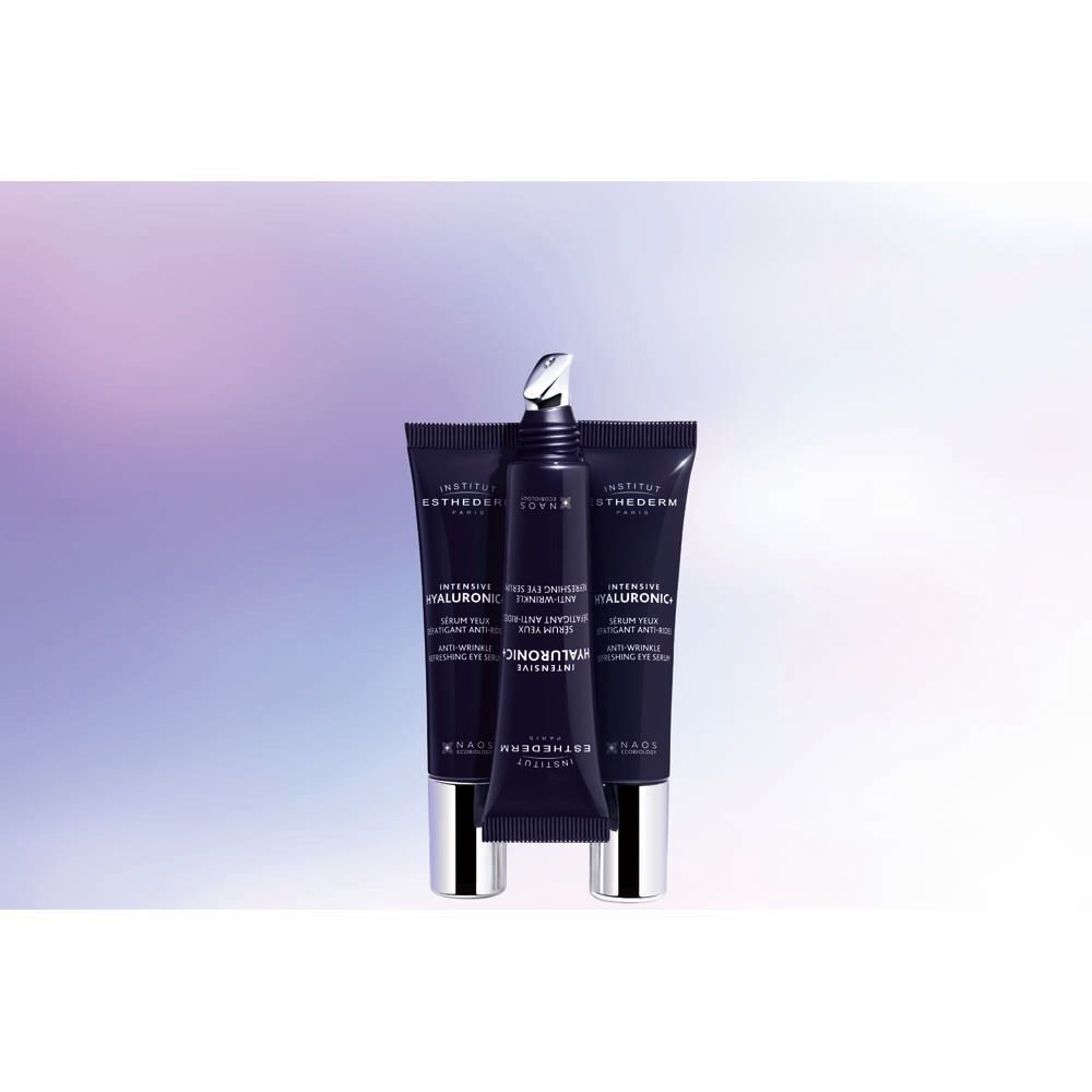 Trois tubes de sérum pour les yeux. Tubes bleu foncé avec bouchons argentés. Un tube avec applicateur. Texte: Institut Esthederm, Intensive Hyaluronic+.