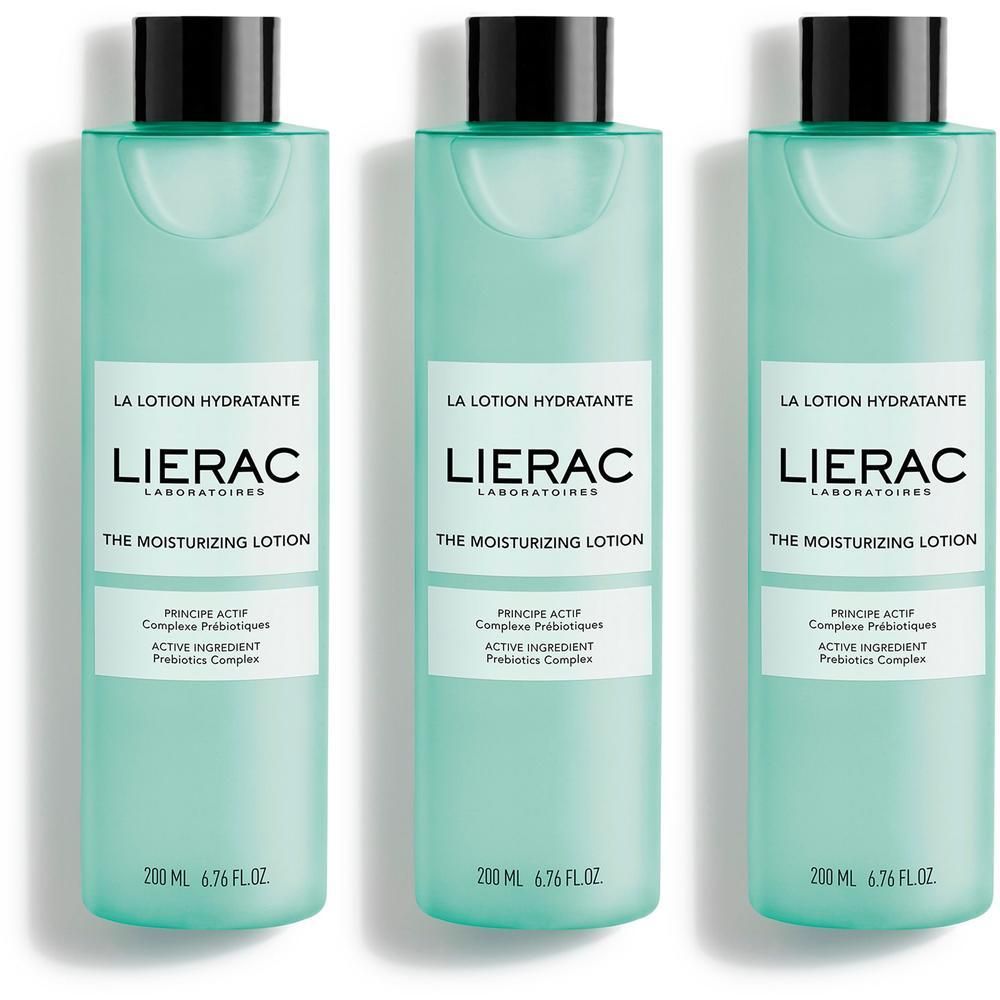Drie flessen Lierac La Lotion Hydratante. Lichtgroene vloeistof in cilindrische flessen met zwarte dop. Opschrift: Lierac, La Lotion Hydratante.