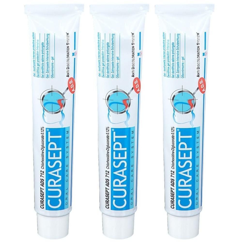Drie tubes tandgel. Wit, met blauwe en turquoise tekst. Opschrift: CURASEPT ADS 712.