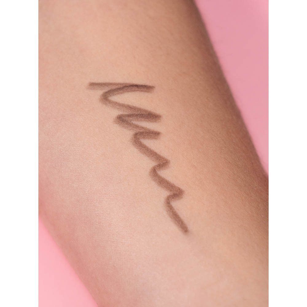 Trait brun sur la peau. Fond rose. Aucune indication de produit.