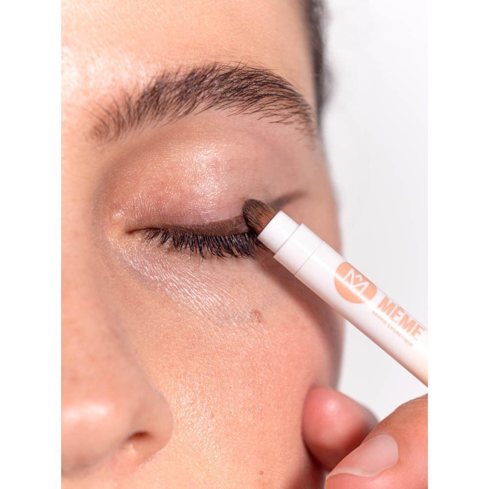 Oogpotlood wordt op oog aangebracht. Merk: Même. Opschrift: Le crayon pour les yeux, Eye pencil.
